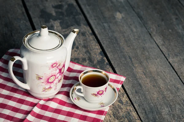 Tetera, taza de té y mantel —  Fotos de Stock