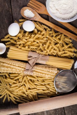 Makarna spagetti malzemelerle 