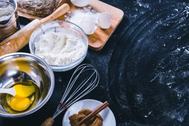 Malzemeler ve siyah kurulu, üstten görünüm pişirme için gereçler