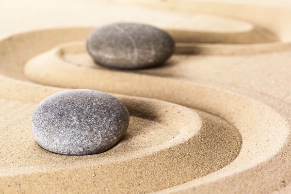 砂の上の 2 つの石 — ストック写真