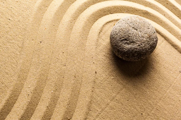Una piedra sobre arena — Foto de Stock
