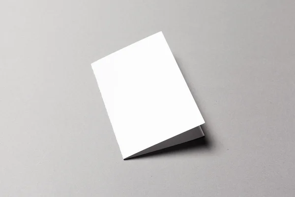 Gri arka plan üzerine alay