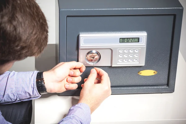 Security Breach - Safe Picking Concept — Stock Photo, Image