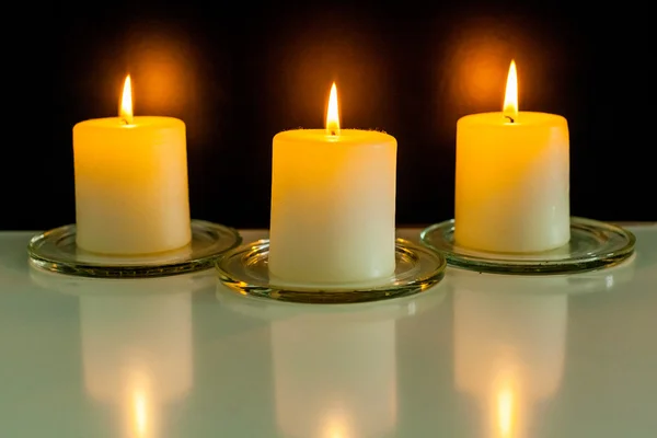Detailní záběr na hořící svíčky ve tmě — Stock fotografie
