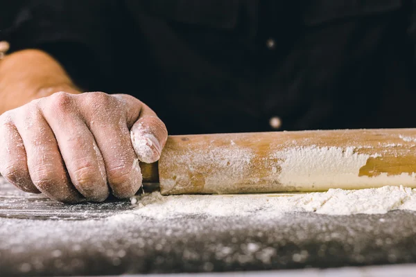 Mani pasta da forno con mattarello — Foto Stock