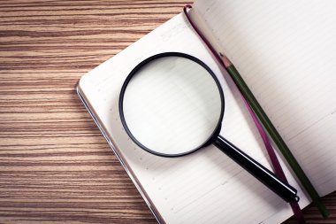 Büyüteç ve kitap o ahşap arka plan