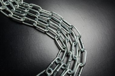 Siyah arkaplanda zincirler