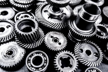 Siyah arkaplanda metal dişliler