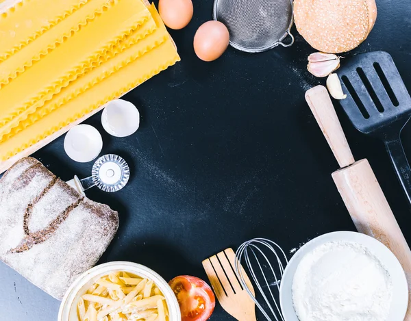 Trockene Nudelspaghetti mit Zutat — Stockfoto