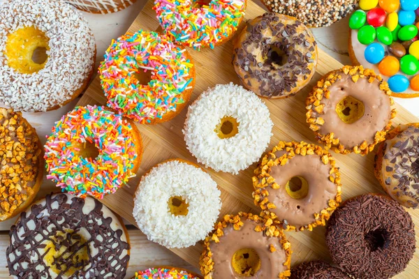 Donut. Zoete slagroom suiker eten. Dessert kleurrijke snack. — Stockfoto