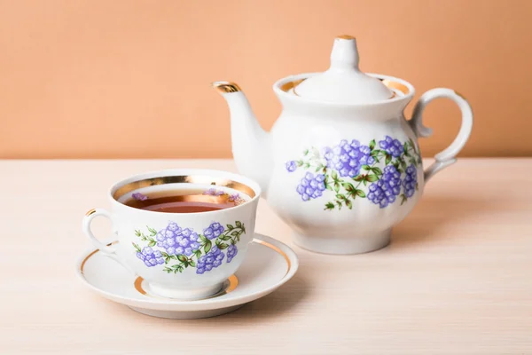 Xícara de chá com bule em estilo vintage — Fotografia de Stock