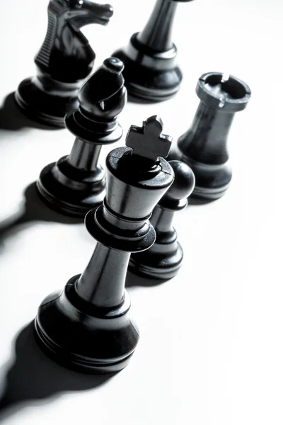 Schachspiel oder Schachfiguren auf weißem Hintergrund — Stockfoto