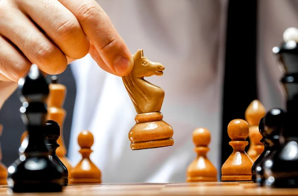 Hand eines Geschäftsmannes beim Schachspielen — Stockfoto