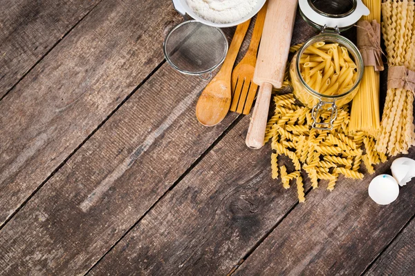 Spaghettis aux pâtes avec ingrédients — Photo