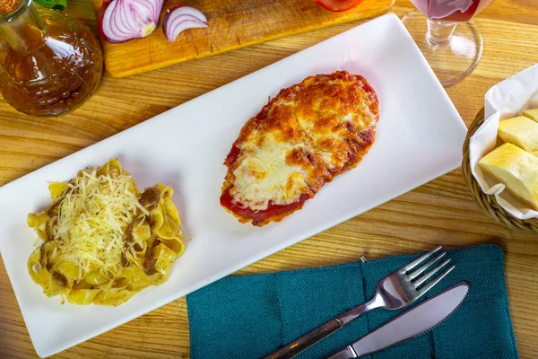 Pollo Parmesana y espaguetis — Foto de Stock