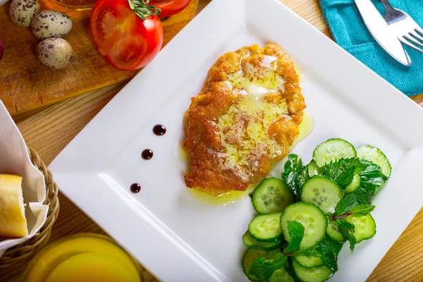 Schnitzel tedesco con verdure — Foto Stock