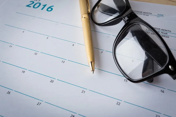 Páginas del calendario, gafas y bolígrafo — Foto de Stock