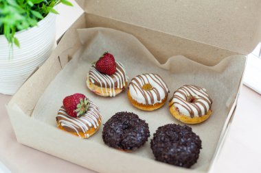 Kutusunda renkli donut