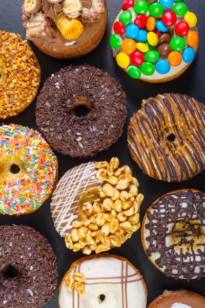 Donuts op zwarte achtergrond — Stockfoto