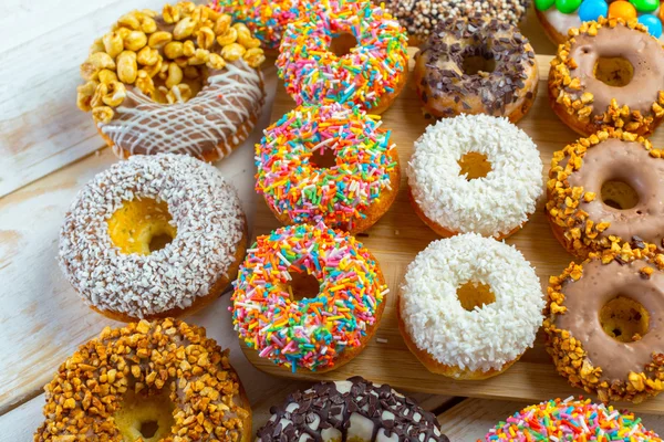 Donuts op houten ondergrond — Stockfoto