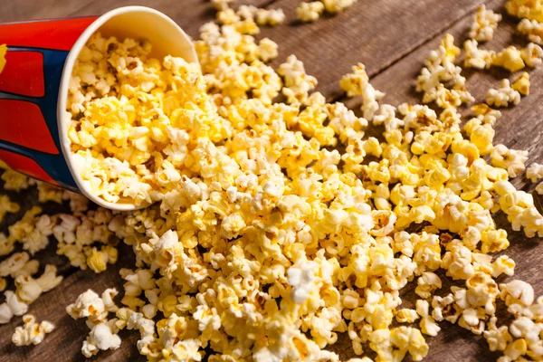 Popcorn auf Holzgrund — Stockfoto