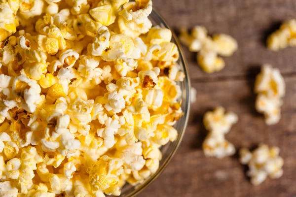 Popcorn auf Holzgrund — Stockfoto