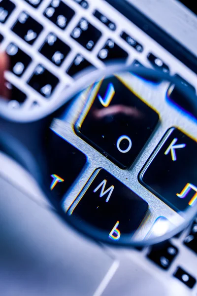 Lupa en el teclado del ordenador portátil — Foto de Stock