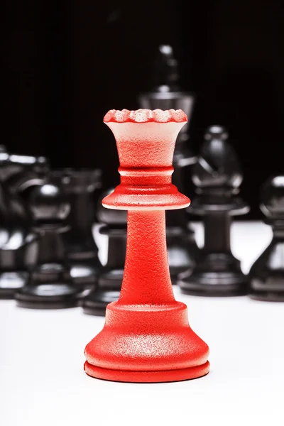 Peças de xadrez em um fundo preto — Fotografia de Stock