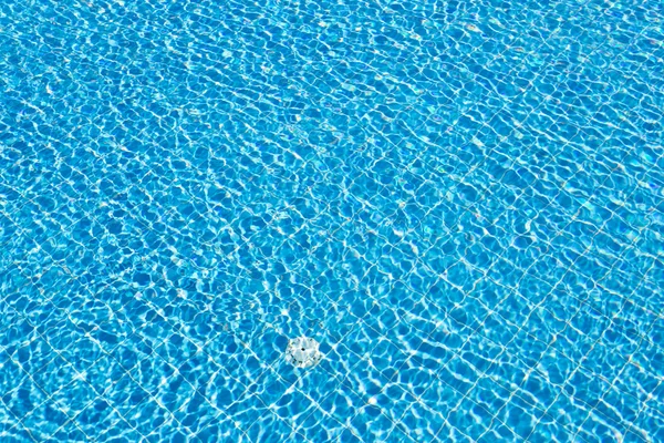 Бассейн с голубой водой — стоковое фото