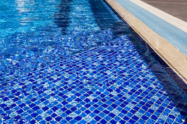 Piscina con agua azul —  Fotos de Stock