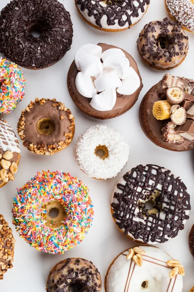 Donuts geïsoleerd op wit — Stockfoto