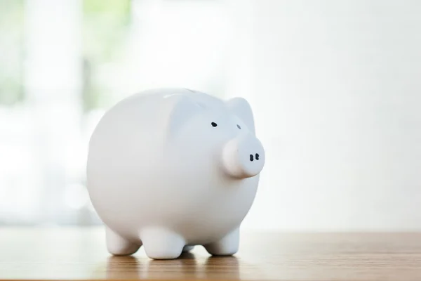 Piggy bank op tafel — Stockfoto