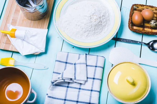 Bereiding van het deeg, de ingrediënten en de gebruiksvoorwerpen — Stockfoto