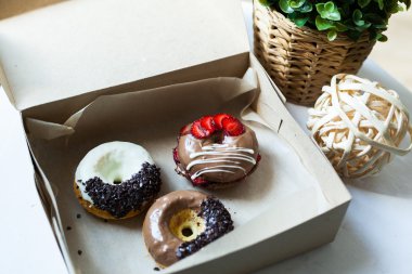 Karton kutuda renkli donut