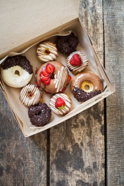 Karton kutuda renkli donut