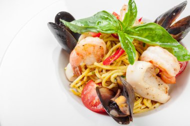 Tabağında deniz ürünleri olan makarna.