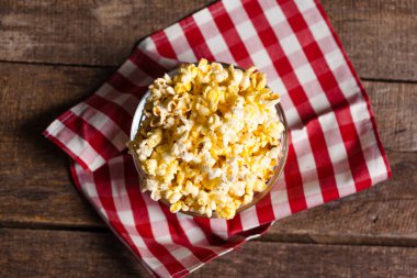 kase masa örtüsü üzerinde patlamış mısır