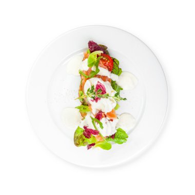 Beyaz tabakta somonlu sandviç.