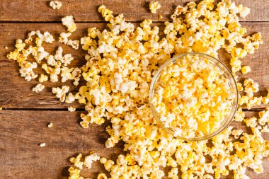 Tuz patlamış mısır ve masanın üzerine kavanoz