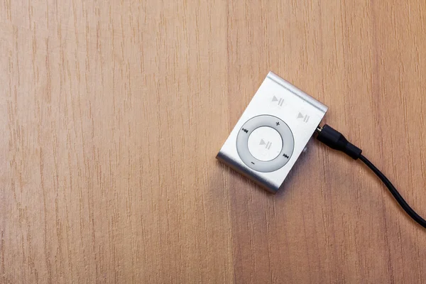 Silberner mp3-Player auf dem Tisch — Stockfoto