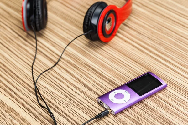 Headphones and MP3 player — Stock Photo, Image