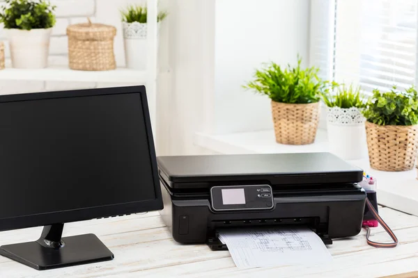 Impresora y computadora en la mesa — Foto de Stock