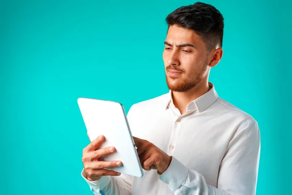 Fiatal üzletember fehér inget visel digitális tabletta — Stock Fotó