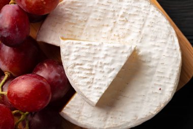 Kesilmiş peynir ve üzümlerin fotoğrafını kapat.