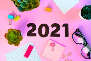 Yeni yıl 2021 pembe arka plan konsepti
