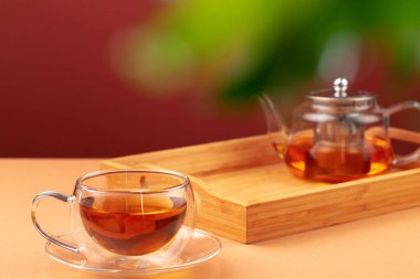 Cam çaydanlık ve siyah çay.