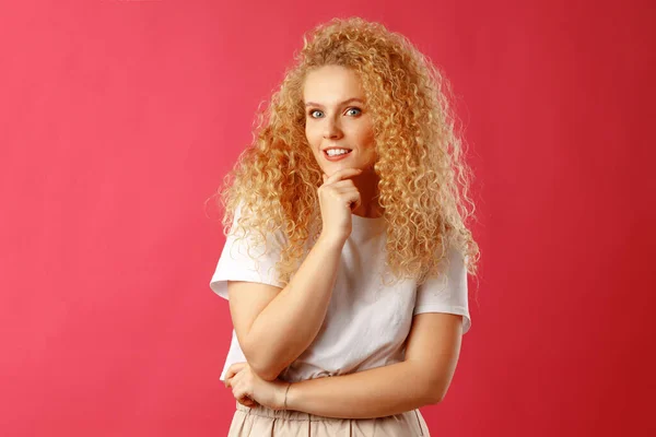 Portrait d'une jeune femme pensif et pensif — Photo