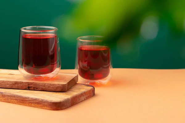 Дві склянки чорного чаю на бежевому столі — стокове фото