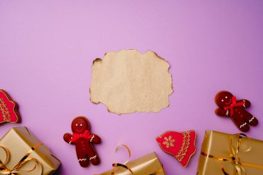 Noel Baba listesi ve mor arka planda paketlenmiş hediye kutuları ile yassılaştırılmış
