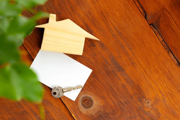 Modèle de maison en bois miniature et clés de maison — Photo